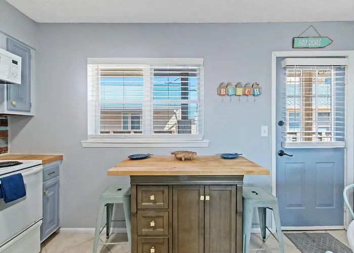 2Br Retreat With Pool, Near Beach And The Hangout