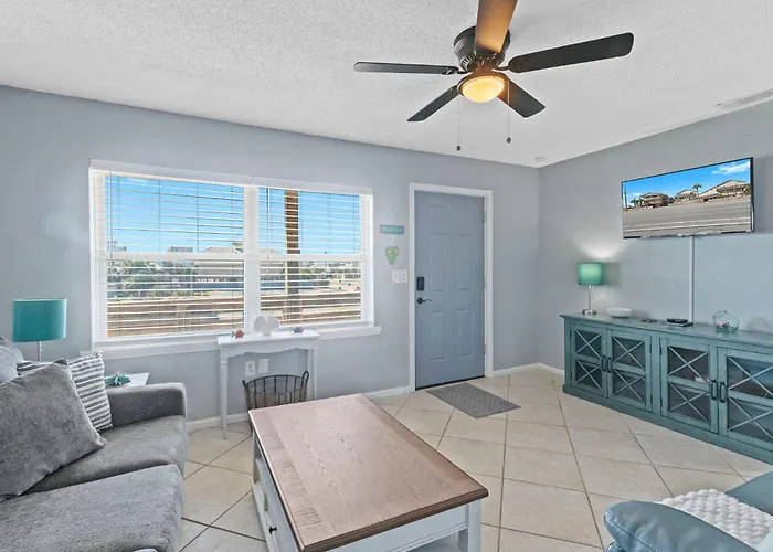 2Br Retreat With Pool, Near Beach And The Hangout