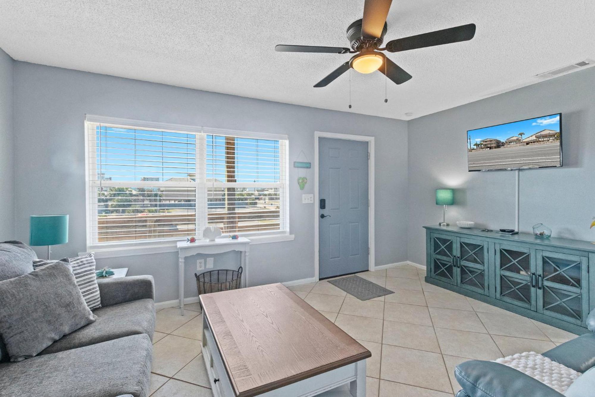 2br Retreat With Pool, Near And The Hangout Apartment