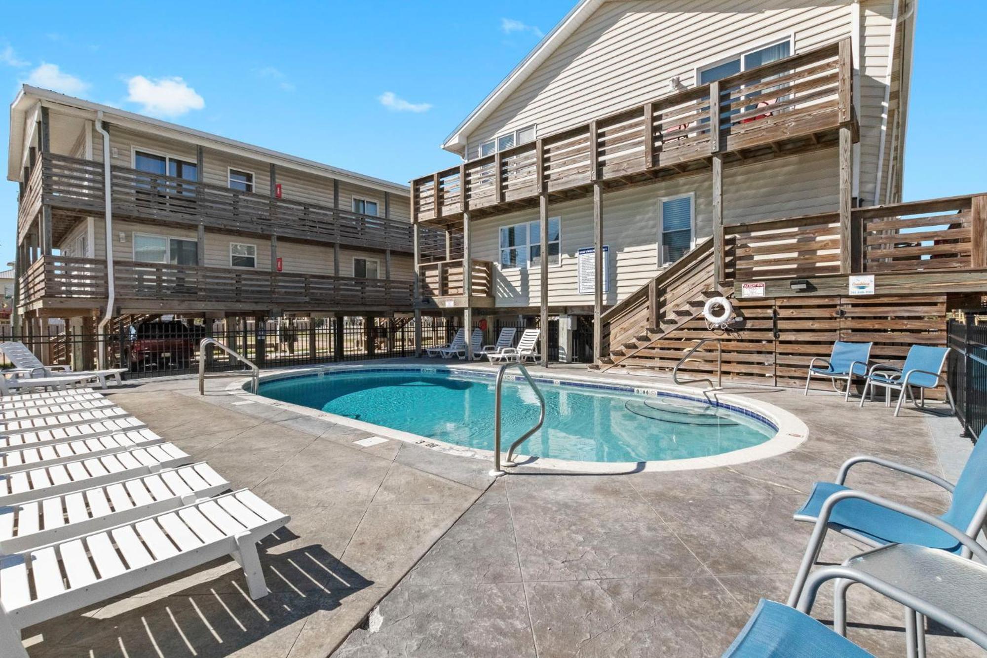 2br Retreat With Pool, Near And The Hangout Apartment